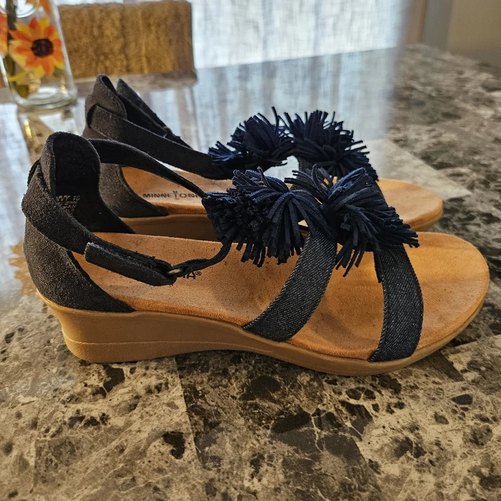 Minnetonka Desi Fringe Wedge Sandal Women’s Size 10 Navy Blue